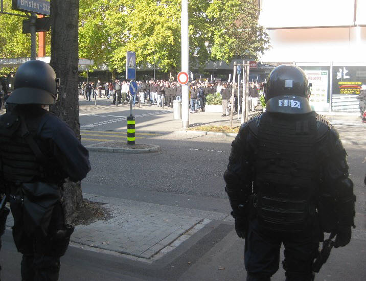 die schwarzen hooligans der stadtpolizei zürich am bahnhof altstetten. aufmarsch gegen fans des FC basel am 22. oktober 2011