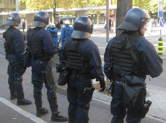 stadtpolizei zürich uniformierte hooligans am showdown beim bahnhof altstetten am 22. oktober 2011 vor dem fussballspiel FC zürich gegen FC basel