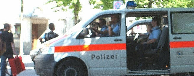 Stadtpolizei Zrich. Einer beobachtet mit dem Feldstecher die Frauen an der Frauendemo 2008. 