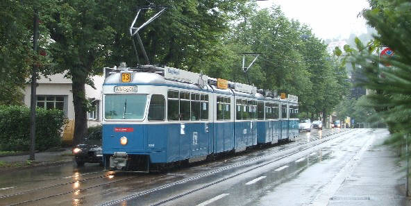 Altes 13er Tram Typ Mirage auf der Hnggerstrasse von Hngg Richtung Wipkingerplatz mit Endstation Albisgtli  fahrend. VBZ Zri-Linie. Tramlinie 13. Modell Mirage-Tram. Viele Mirages wurden bereits ausgemustert und nach der Ukraine verkauft.