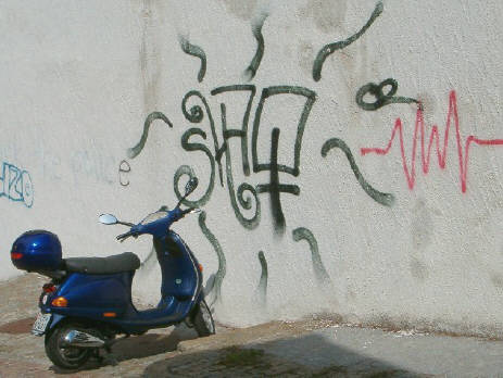 Vespa von Piaggio und graffiti tags in zrich-wipkingen hnggerstrasse