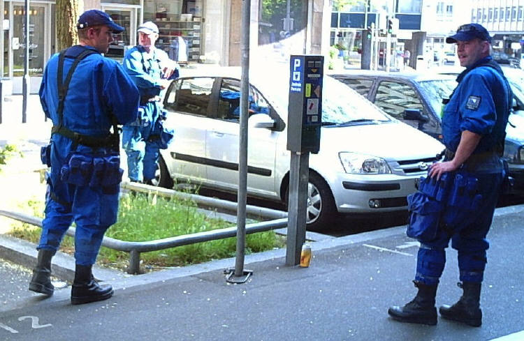 RIOT COPS IN ZURICH SWITZERLAND. STADTPOLIZEI ZRICH IN KAMPFUNIFORM 1. MAI 2007