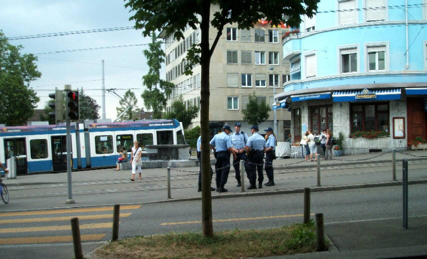  SCHAFFHAUSERPLATZ ZRICH 5 zurich switzerland cops at schaffhauserplatz square in zurich. stadtpolizei zrich am schaffhauserplatz zrich-unterstrass. 5 angehrige der stadtpolizei zrich