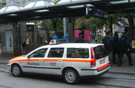 Stadtpolizei Zrich Streifenwagen. Polizeiauto am Stauffacher Zrich Aussersihl.