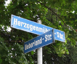 Ecke Herzogenmhlestrasse und Ueberlandstrasse Zrich Schwamendingen Stadtkreis 12 bei Aubrcke ROC Autobahn A1
