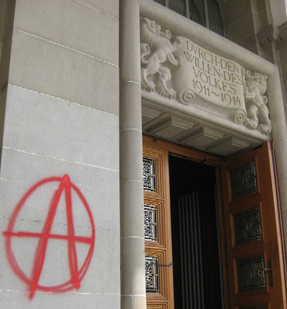 willkommen an der universitt zrich. sprayereien verschnern die uni im september 2009. anarchistische parolen und hochschulkritik. 