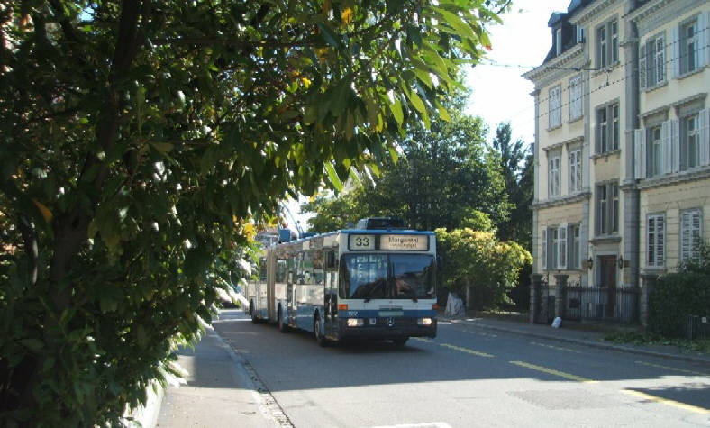 VBZ Bus 33 Richtung Morgental auf der Bergstrasse Zrich