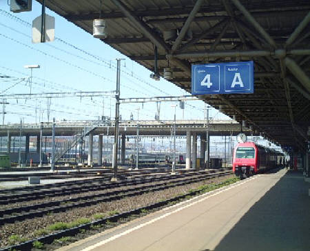 S-Bahn S5 bei der Ausfahrt aus dem Bahnhof Hardbrücke Zürich SBB Doppelstock Zug. S-Bahn Zürich. ZVV Zürcher Verkehrsverbund