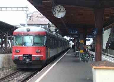 Mirage Triebzug der S-Bahn Zürich. RABDe 12-12. Der Urahn der Zürcher S-Bahn Züge. verkehrte erstmals 1967 auf der Goldküstenlinie Zürich-Meilen-Rapperswil. Im Dezember 2008 wurden die Mirage-Zugskompositionen endgültig aus dem Verkehr gezogen.
