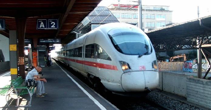 ICE Zug der Deutschen Bahn DB hält im Bahnhof . Der ICE fährt die Strecke Zürich-Singen-Stuttgart-Singen-Zürich