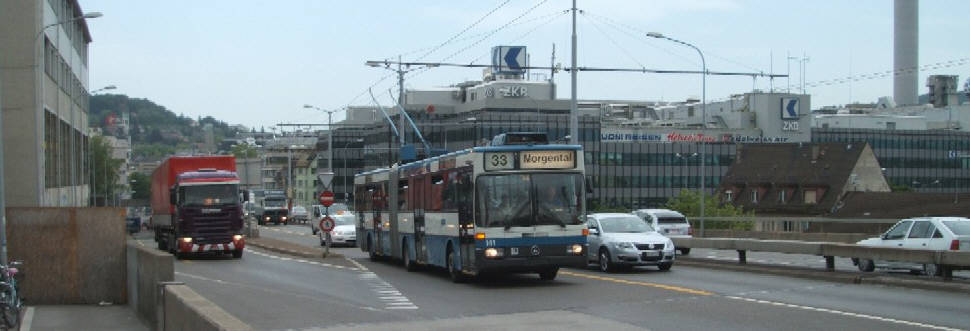 33er Bus VBZ Zri-Linie. Buslinie 33. Der Bus fhrt aus Richtung Wipkingerplatz zur Haltestelle Bahnhof Hardbrcke und nachher weiter Richtung Hardplatz und Morgental. Rechts im Bild der Kamin der KVA Zrich Mllverbrennung und Fernheizwerk Josefstrasse.