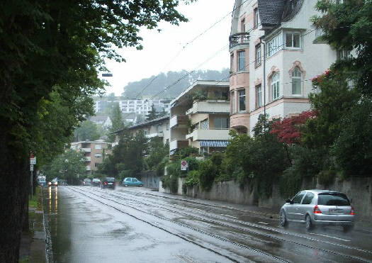 Hönggerstrasse Zürich-Wipkingen mit Blick zum Hönggerberg. Tramlinie 13