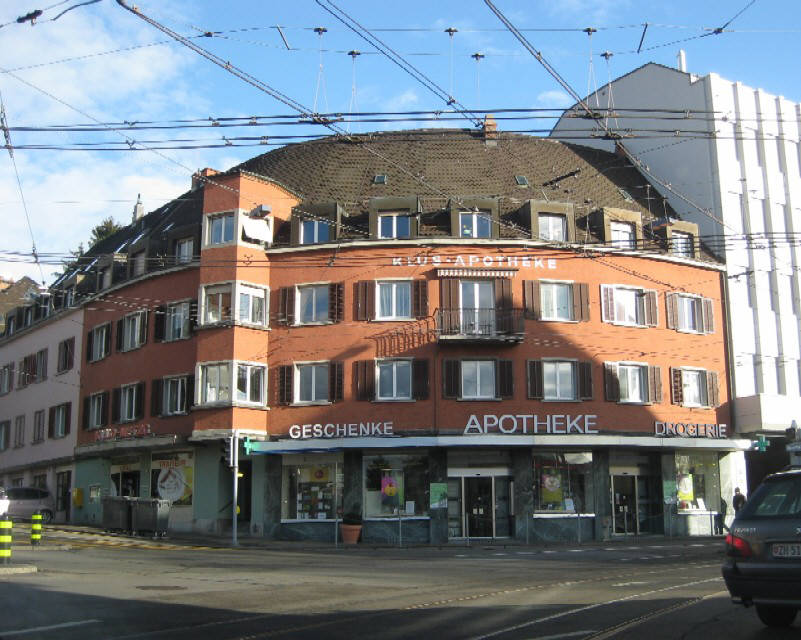 Klus Apotheke am Klusplatz Zrich Hirslanden Stadtkreis 7. Das markante runde rote Eckhaus ist so etwas wie das Wahrzeichen des Klusplatzes.