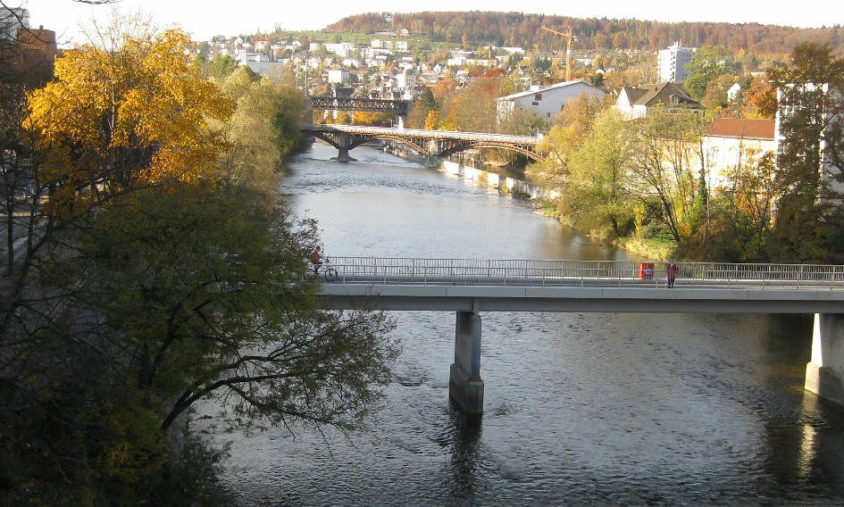 Blick von der Kornhausbrücke Zürich über die Limmat und den Lettensteg nach Zürich-Höngg. Links im Bild das Sihlquai. Rechts im Bild das Wasserwerk Letten