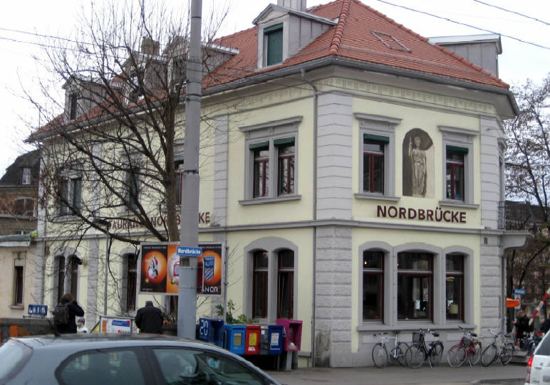 Cafe Bar Nordbrücke, Dammstrasse 58, 8037 Zürich Wipkingen. Im ehemaligen Bahnhofsgebäude Wipkingen. Das Haus ist basld 120  Jahre alt.