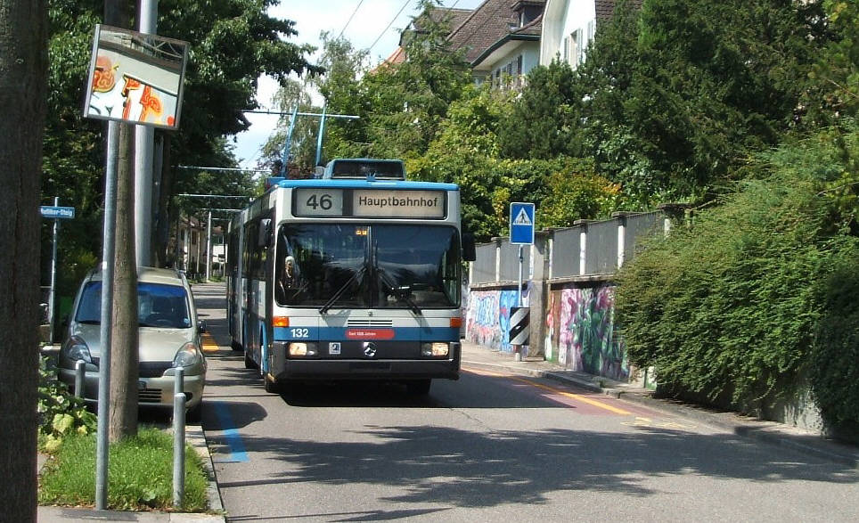 BUS Nr. 46 VBZ Züri-Linie fährt Richtung Hauptbahnhof auf der Ottikerstrasse in Zürich-Hönng Stadtkreis 10