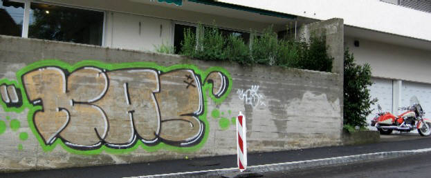 Honda Shadow Motorrad und KAS Graffiti. Zrich Witikon. Honda Shadow Motorcycle and KAS graffiti in zurich switzerlalnd